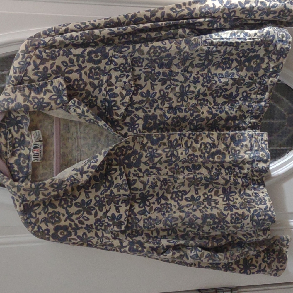 Women's Plus size 24, jean type 🧥 jacket, with blue 🌺 prints.  Gently worn.